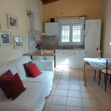 Prázdninový dům Sunshine - Peaceful Garden Escape & Parking Selianítika