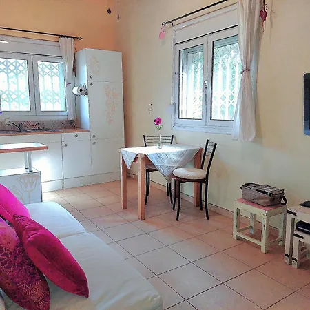 Prázdninový dům Sunshine - Peaceful Garden Escape & Parking Selianítika