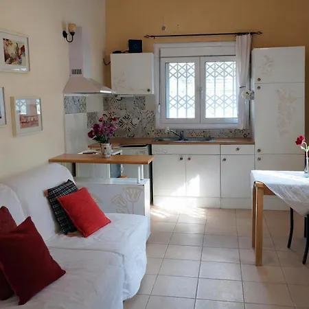 Sunshine - Peaceful Garden Escape&parking Ferienhaus Selianítika