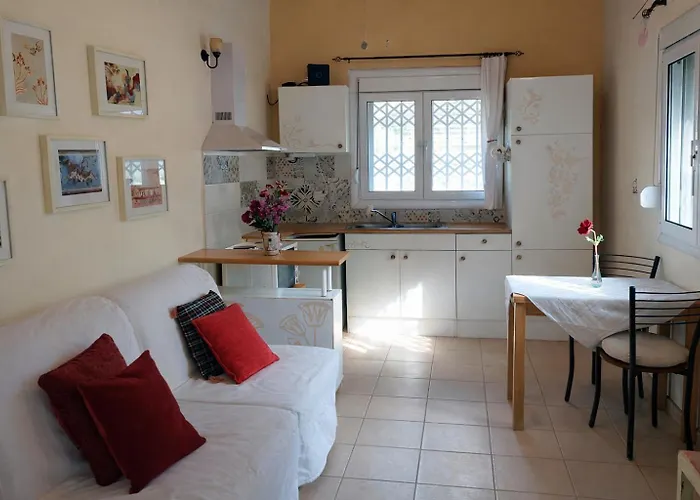 Sunshine - Peaceful Garden Escape&parking Ferienhaus Selianítika