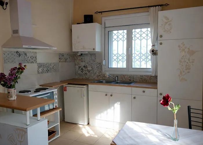 Дом отдыха Sunshine - Peaceful Garden Escape & Parking