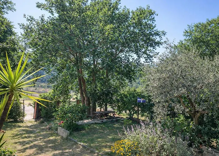 Sunshine - Peaceful Garden Escape & Parking *