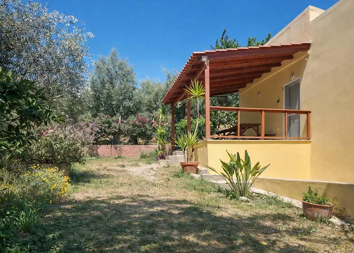 Sunshine - Peaceful Garden Escape&parking Ferienhaus Selianítika