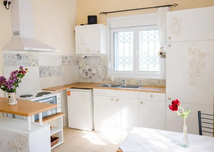 Sunshine - Peaceful Garden Escape & Parking Selianítika